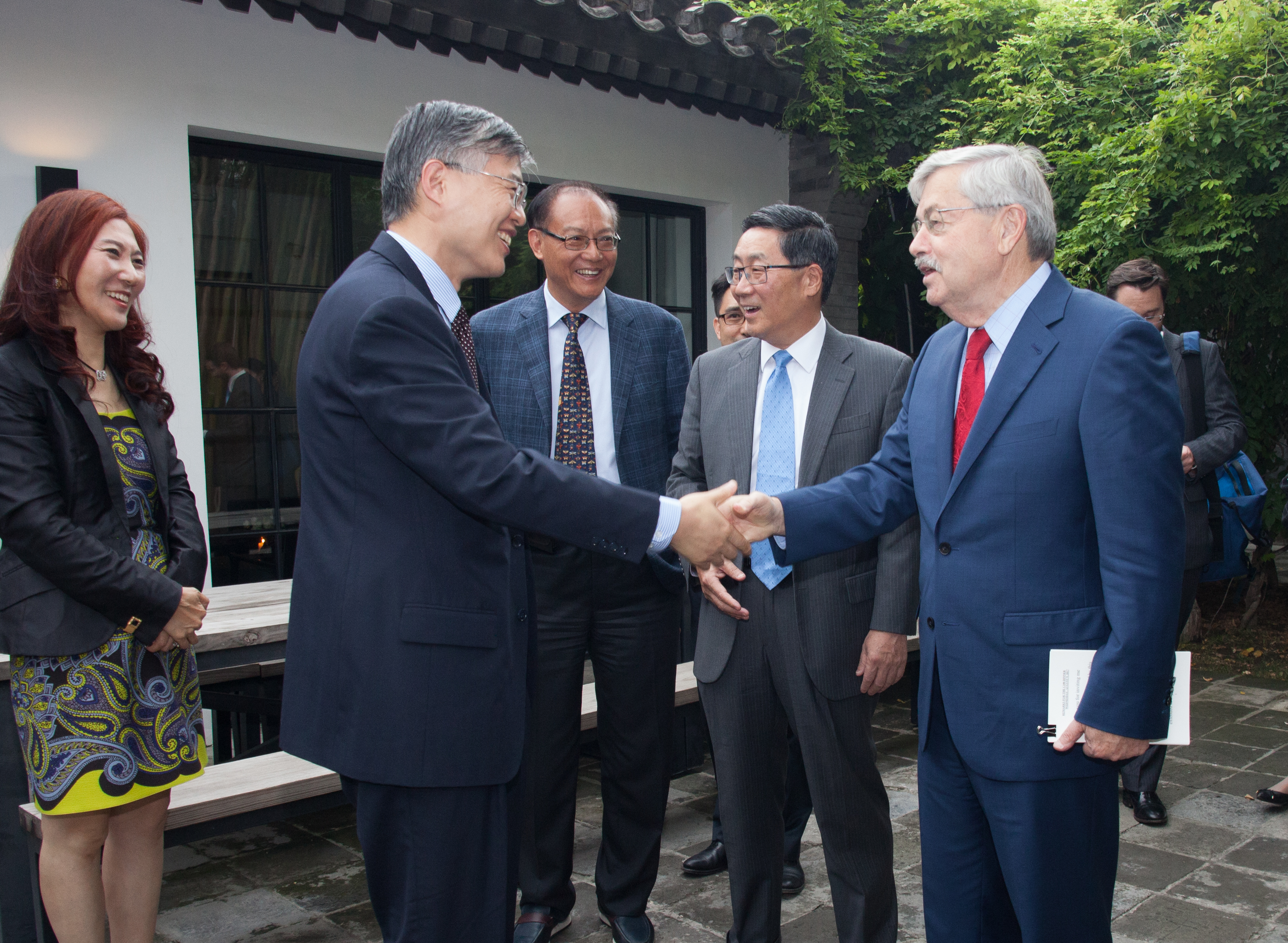 Dali Yang and Ambassador Branstad shaking hands