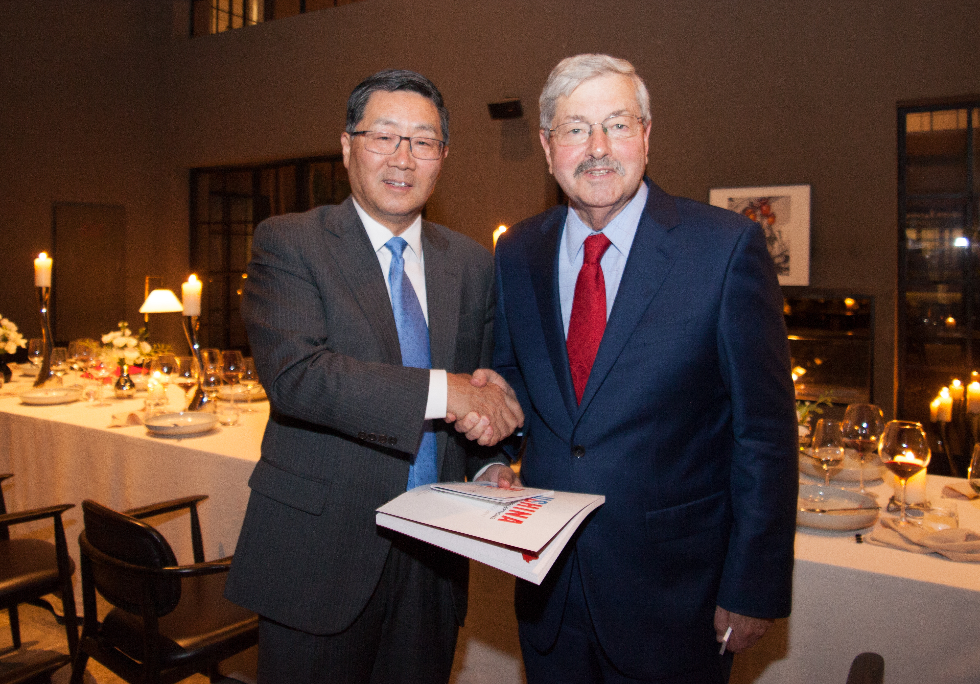 Dazong Wang and Ambassador Branstad shaking hands