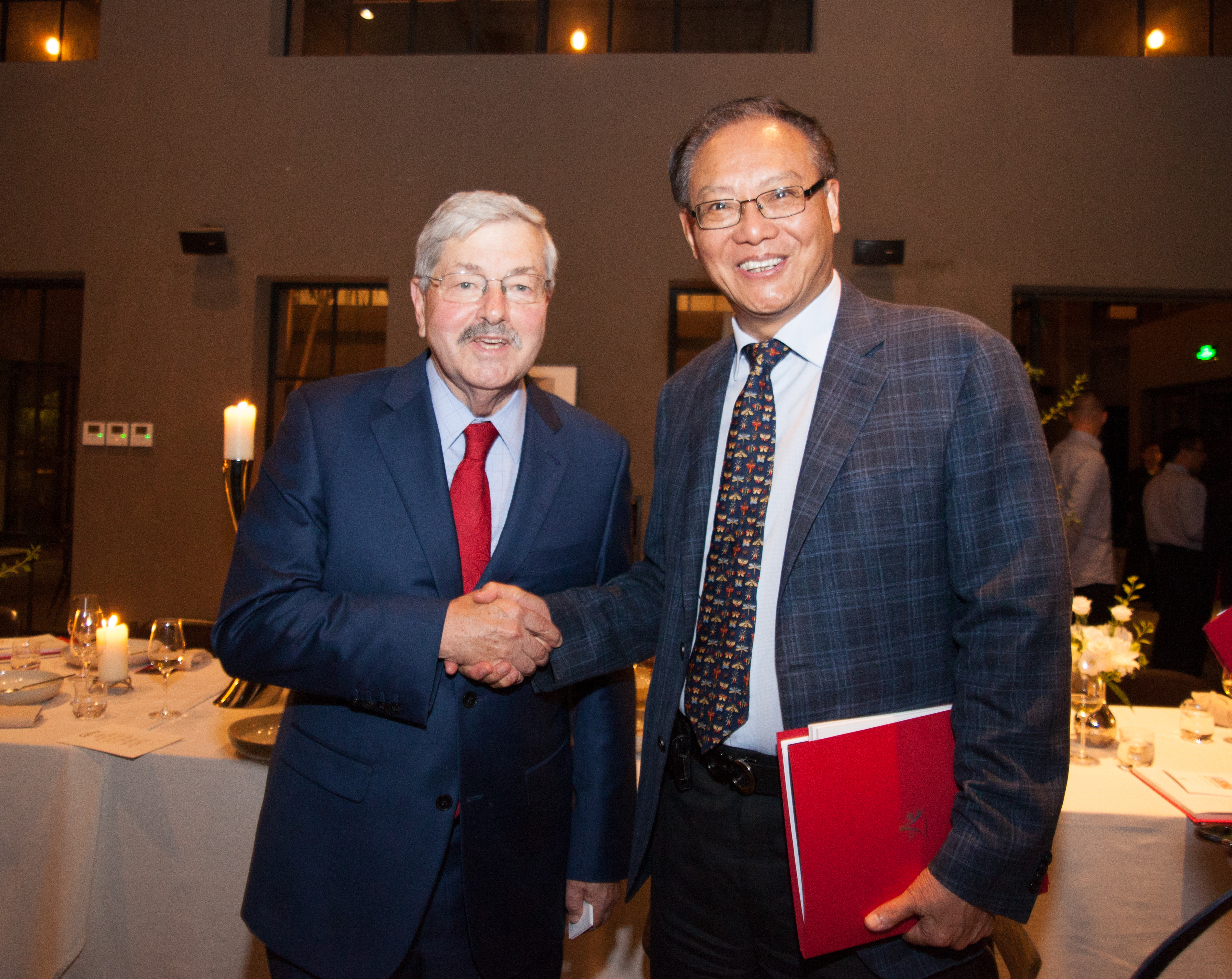 Howard Li and Ambassador Branstad shaking hands 1