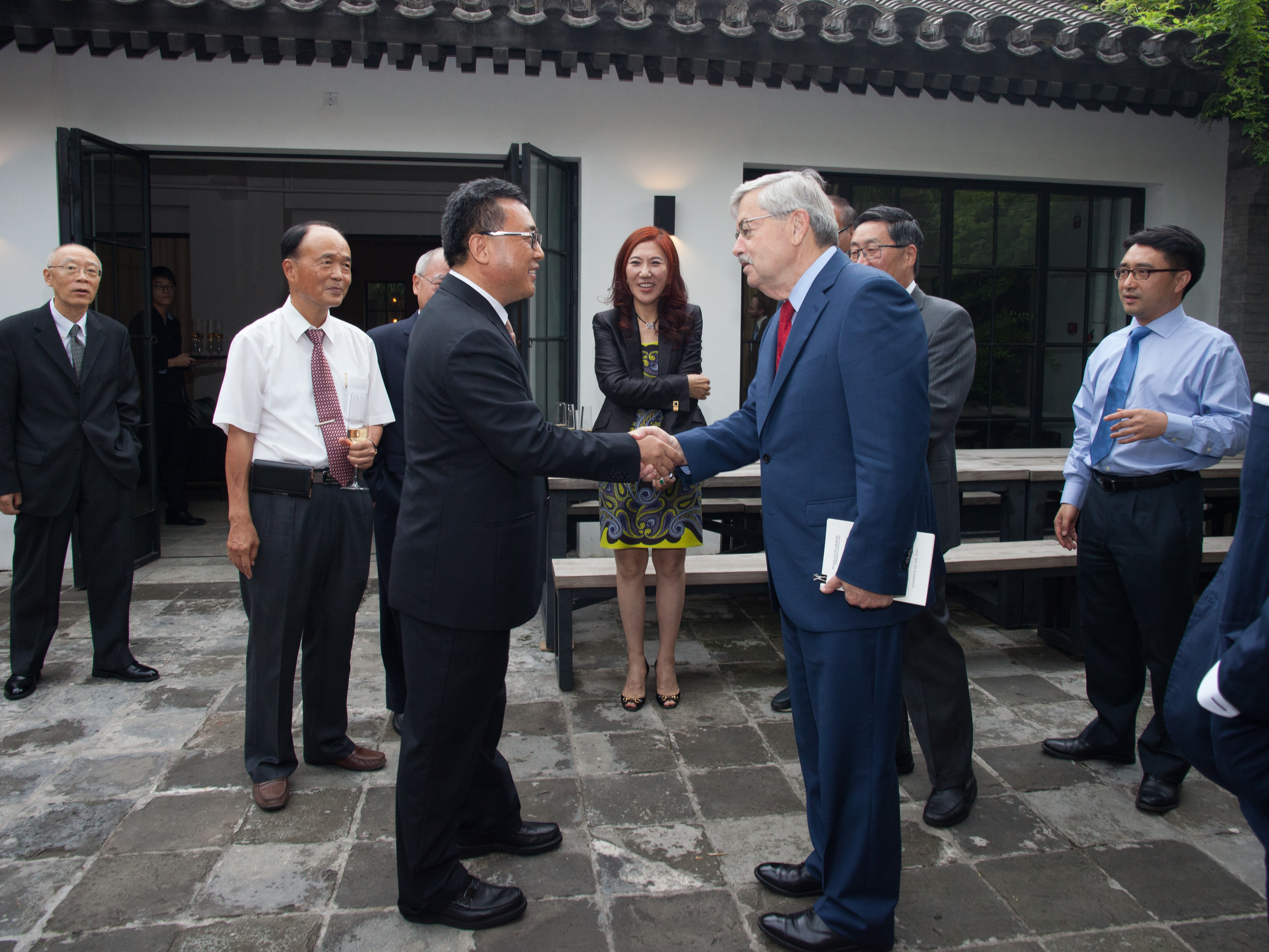Ya-Qin Zhang and Ambassador Branstad shaking hands
